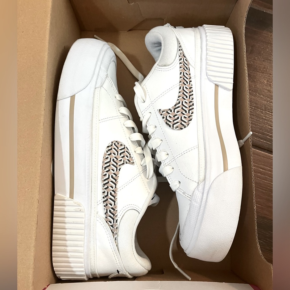 Women’s size 8 Nike Court Legacy Lift